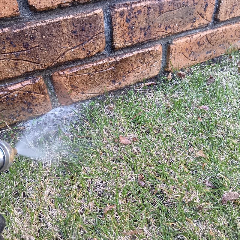 建物外周にシロアリ駆除剤を散布