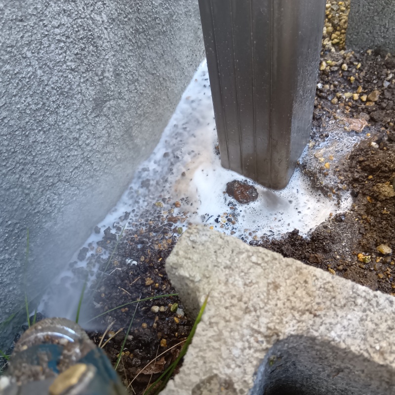 建物外周にシロアリ駆除剤を散布