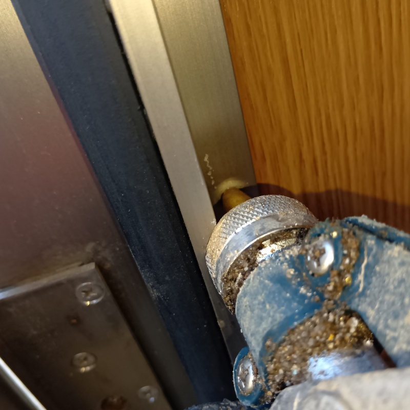 壁内にシロアリ駆除剤を注入