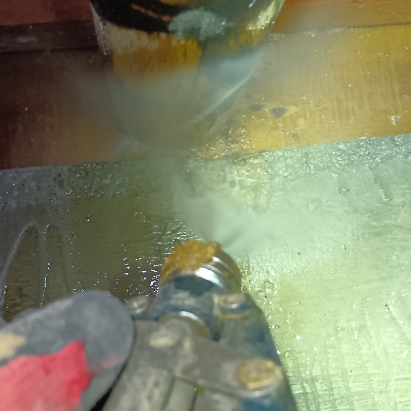 床下の木材にシロアリ駆除剤を吹きつけている様子