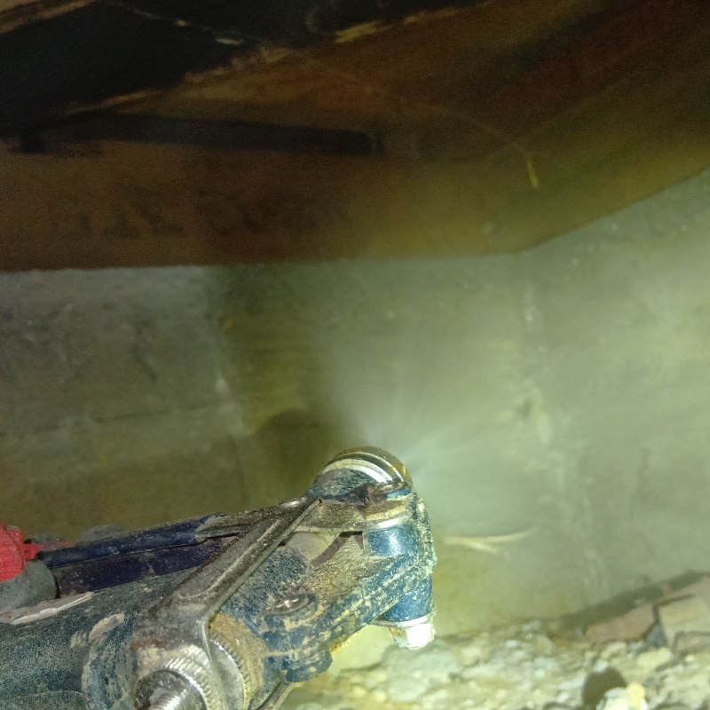 コンクリートにシロアリ駆除剤を散布