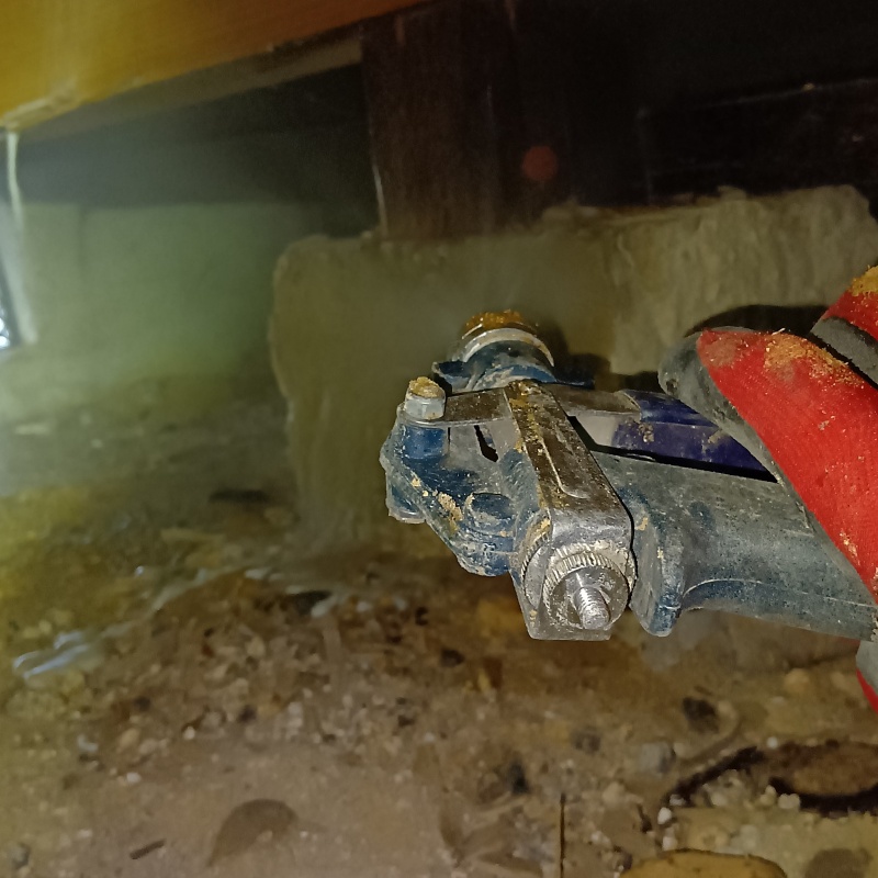 束石にシロアリ駆除剤を散布