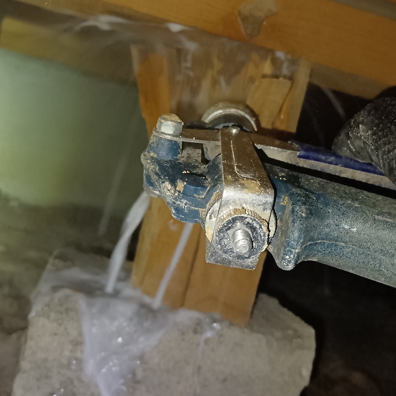 傷んだ木材にシロアリ駆除剤を散布