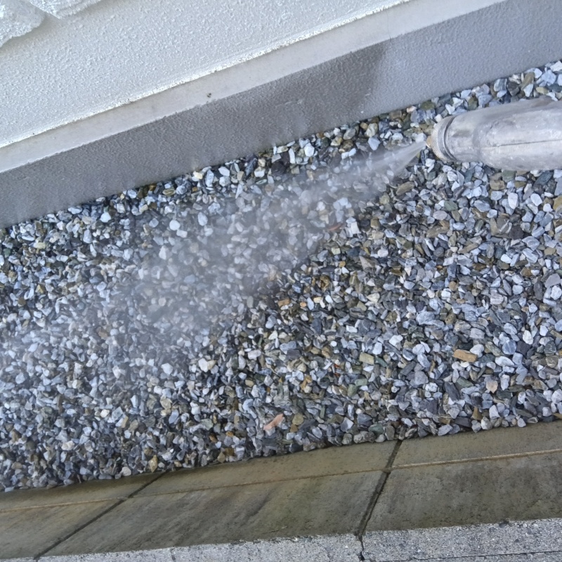 建物外周の砂利に防蟻剤を散布