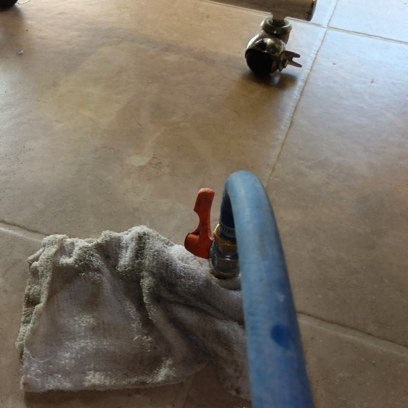 室内床に防蟻剤を注入