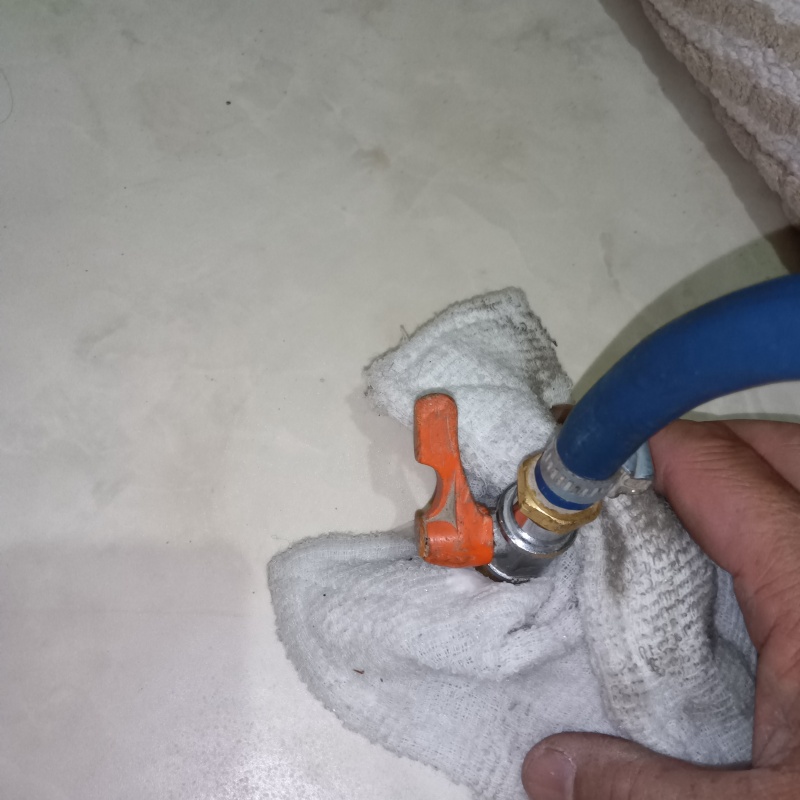 室内床に防蟻剤を注入