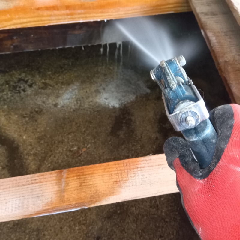 床材をはがして床下にシロアリ駆除剤を散布