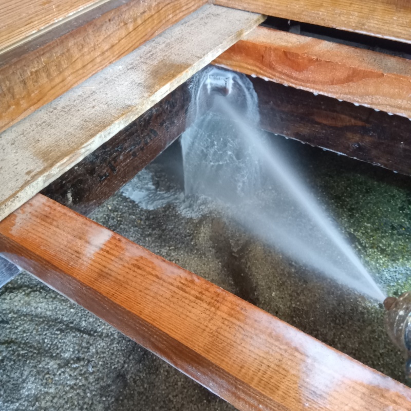 床材をはがして床下にシロアリ駆除剤を散布