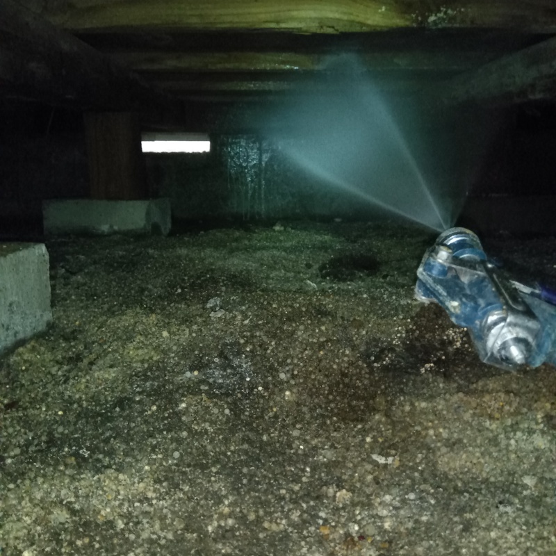 床下の地面にシロアリ駆除剤を散布