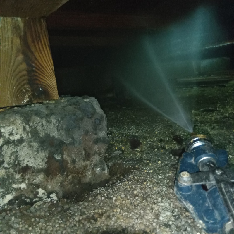 床下の地面にシロアリ駆除剤を散布