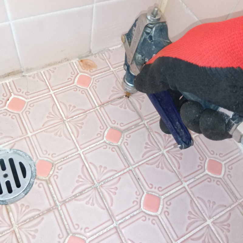 浴室の床にシロアリ駆除剤を注入