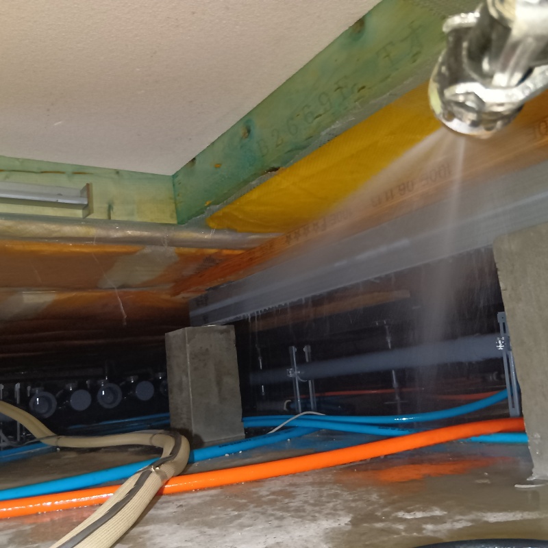 床下上部の木材にシロアリ駆除剤を散布