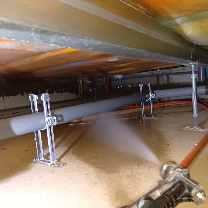 床下の地面にシロアリ駆除剤を散布