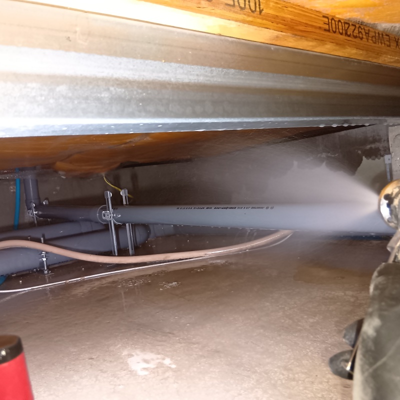 床下の地面にシロアリ駆除剤を散布