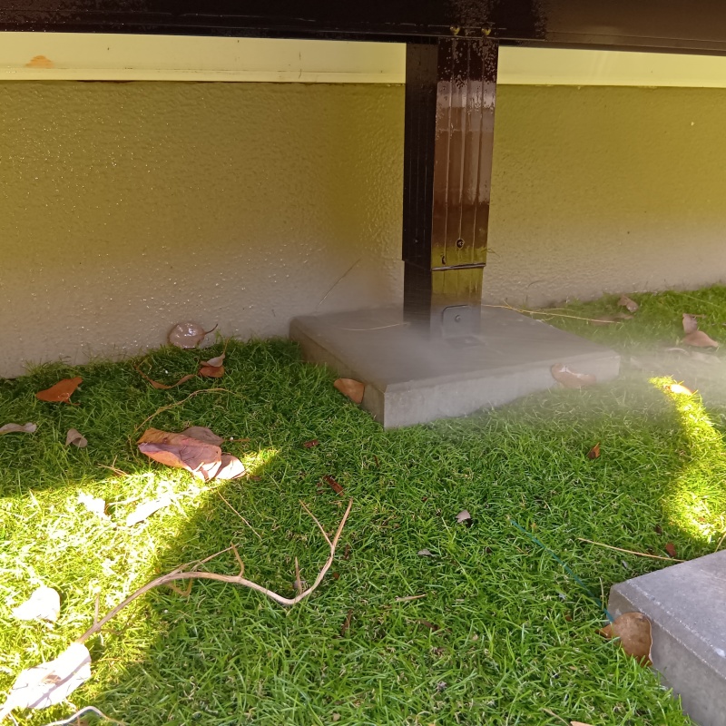 ウッドデッキの下にシロアリ駆除剤を散布