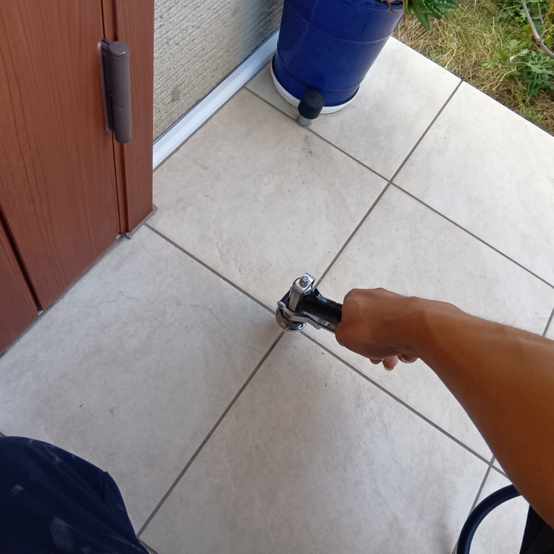 玄関床のタイルにシロアリ駆除剤を注入