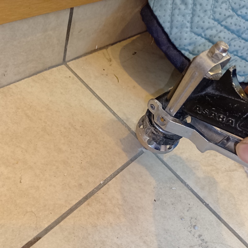 玄関床のタイルにシロアリ駆除剤を注入