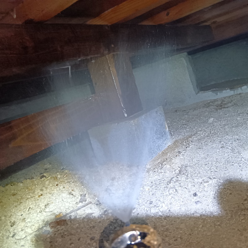 木材と束石が接する部分にシロアリ駆除剤を散布