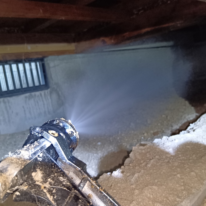 床下のコンクリートにシロアリ駆除剤を散布