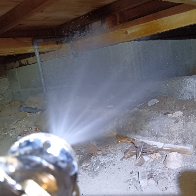 床下のコンクリートにシロアリ駆除剤を散布