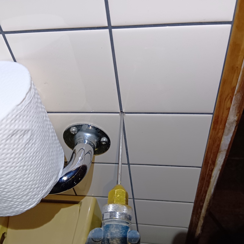 トイレの壁にシロアリ駆除剤を注入