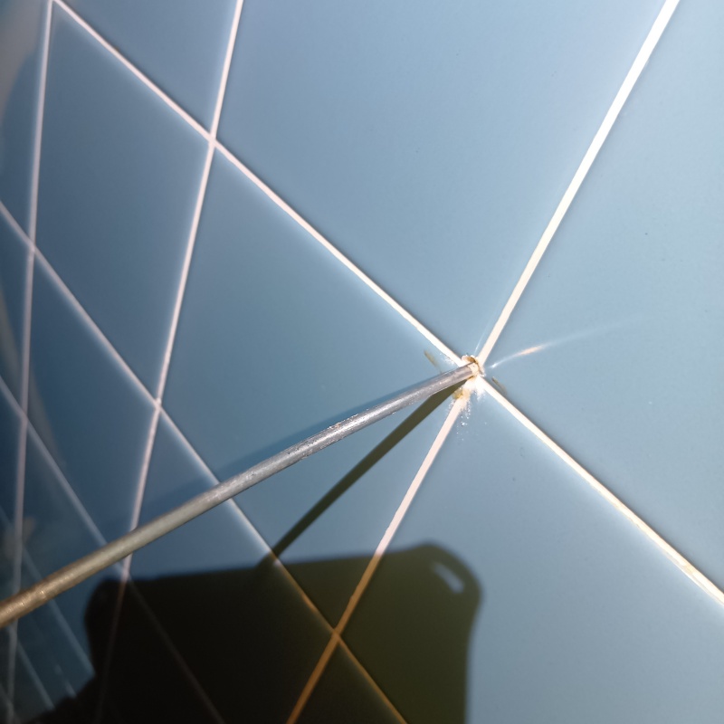 浴室の壁にシロアリ駆除剤を注入