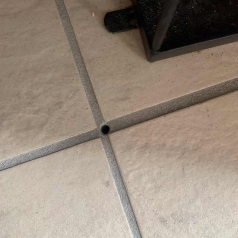 目地に穴を開けている様子