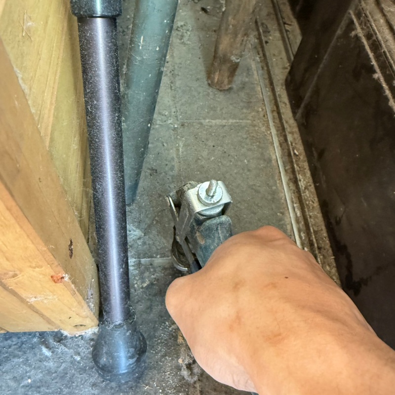 目地からシロアリ駆除剤を注入している様子