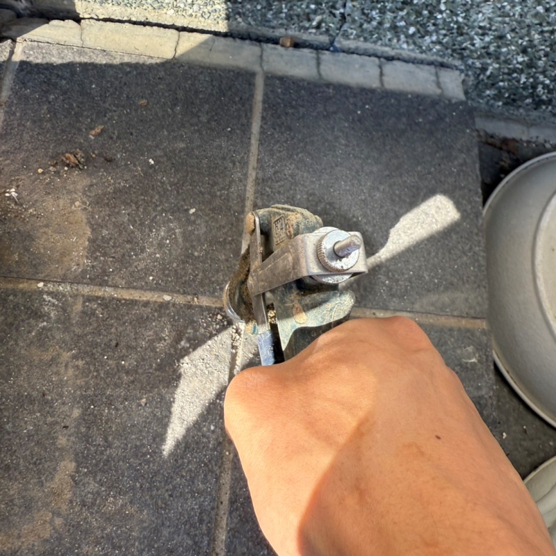 目地からシロアリ駆除剤を注入している様子