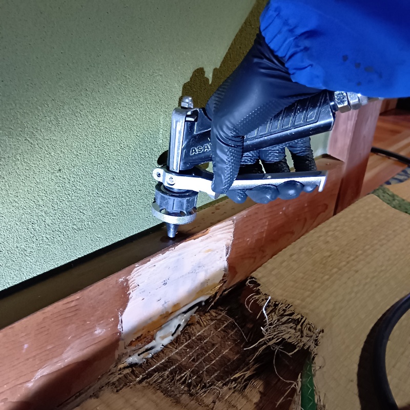 劣化した木材に直接シロアリ駆除剤を注入