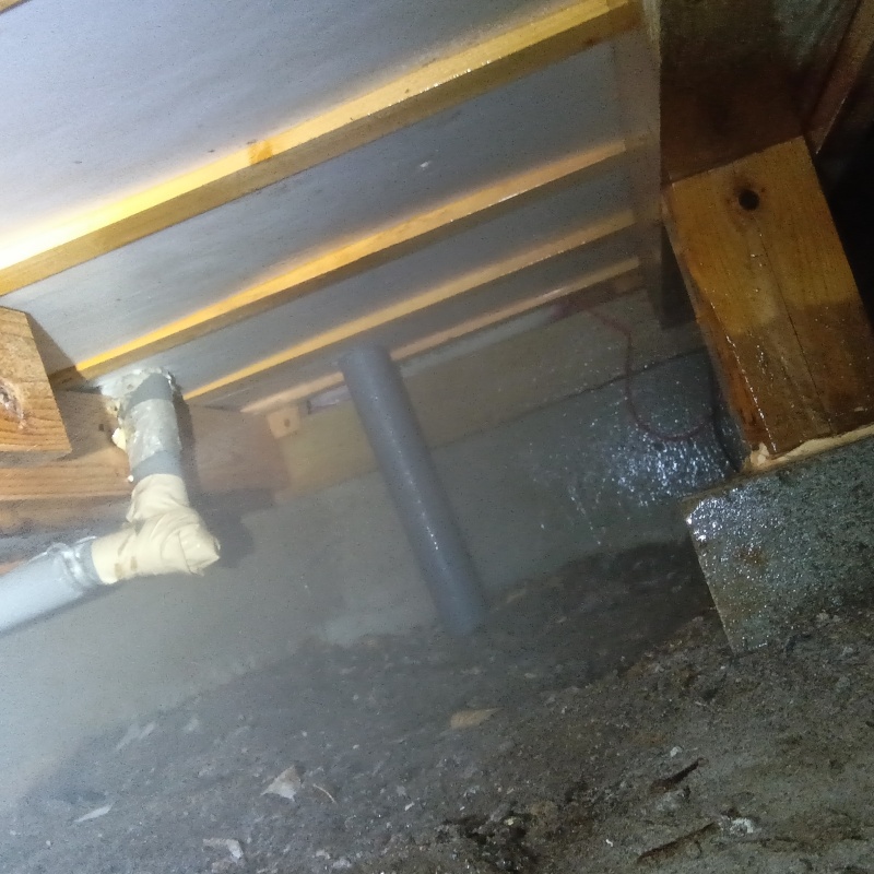 床下の木材に防蟻剤を散布