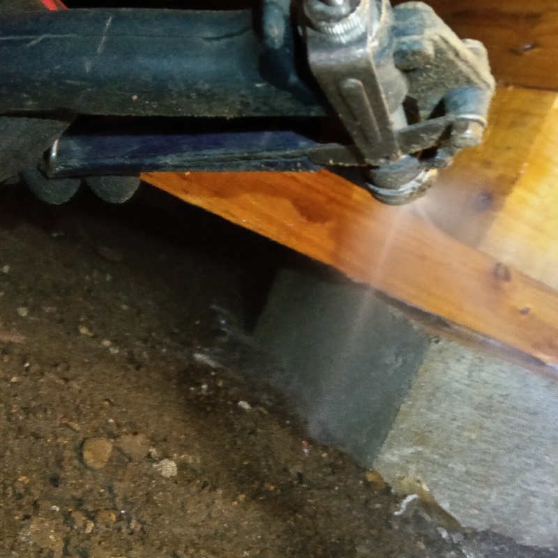 束石まわりに防蟻剤を散布