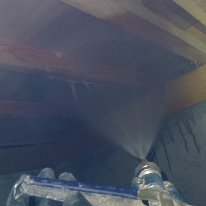 床下の木材にシロアリ駆除剤を散布