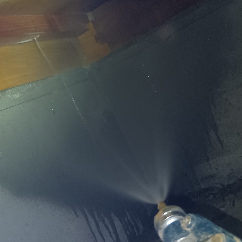 床下のコンクリートにシロアリ駆除剤を散布