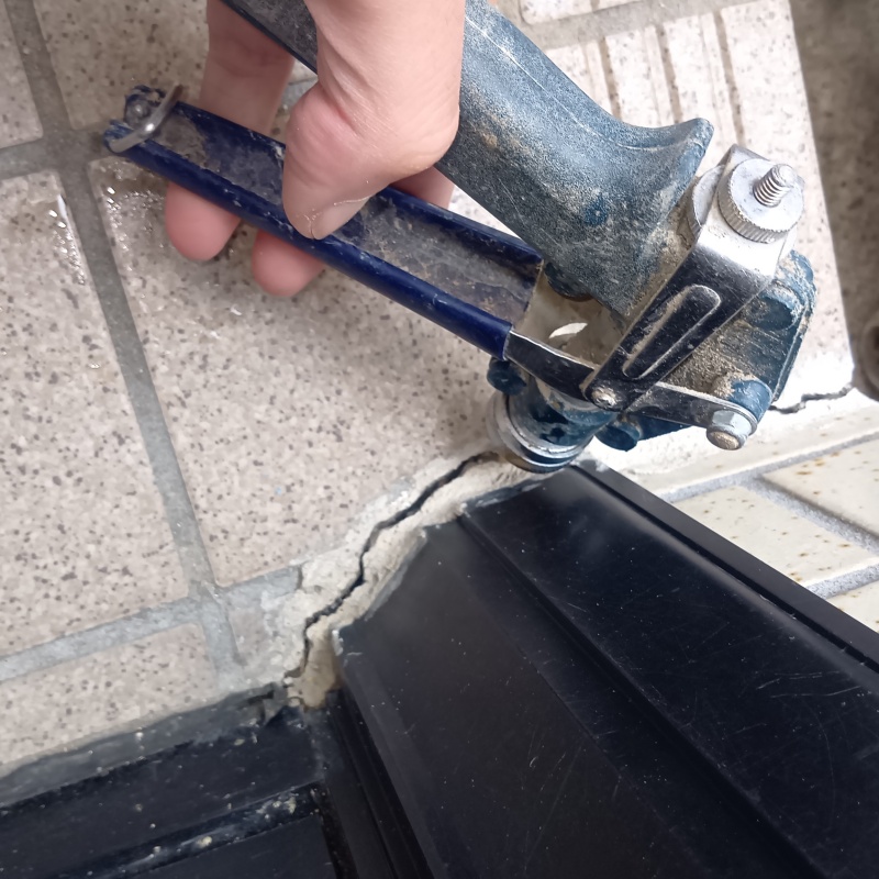 亀裂からシロアリ駆除剤を注入