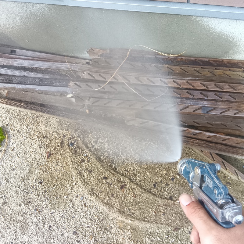 外に置かれた木材にもシロアリ駆除剤を散布