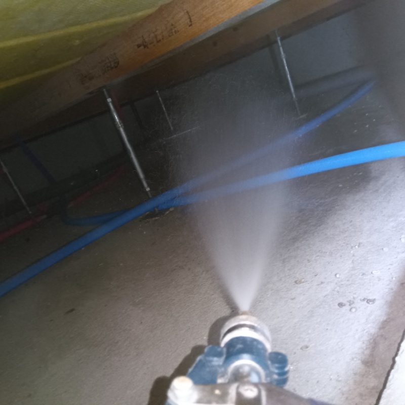 ベタ基礎にシロアリ駆除剤を散布している様子