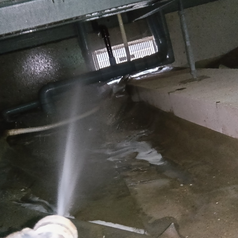 床下換気口まわりにシロアリ駆除剤を散布