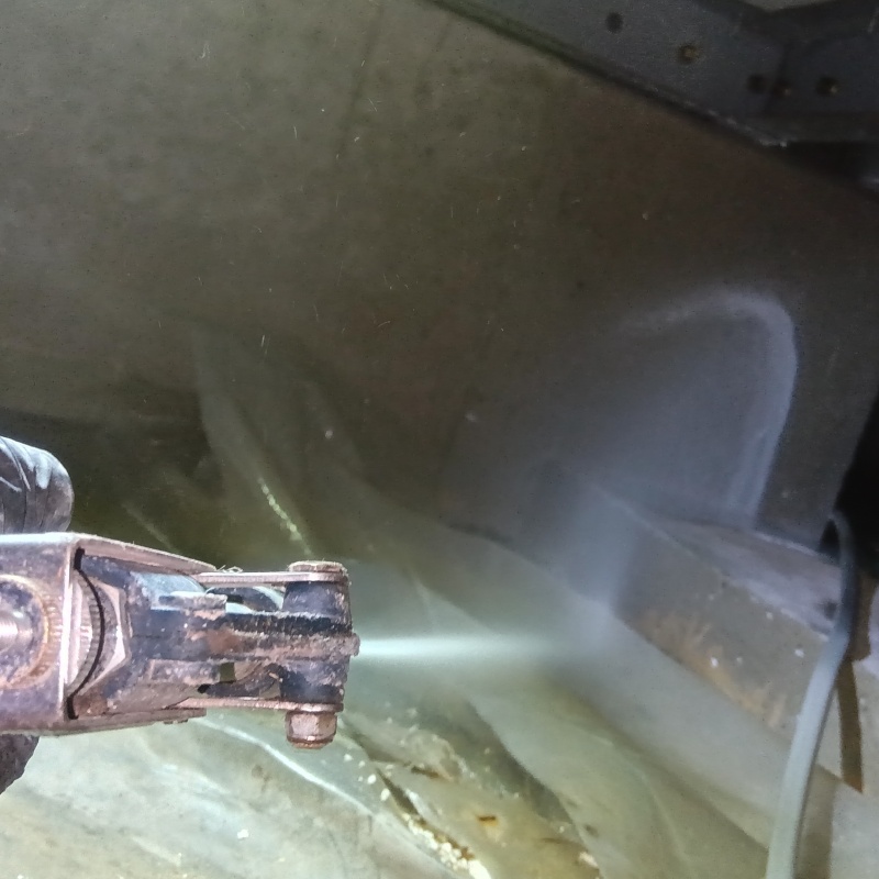 シロアリ駆除剤をまんべんなく散布