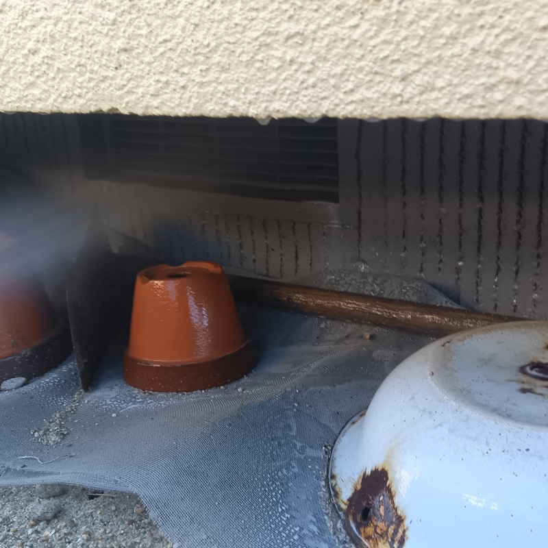 床下換気口まわりにシロアリ駆除剤を散布