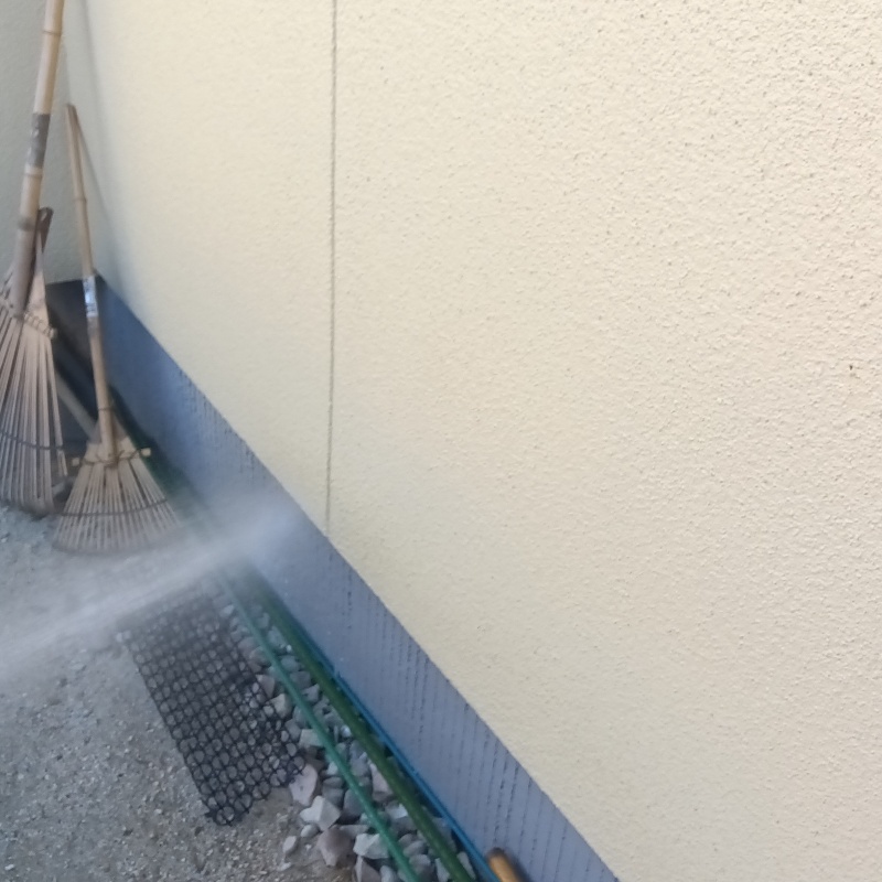 建物外壁にもシロアリ駆除剤を散布