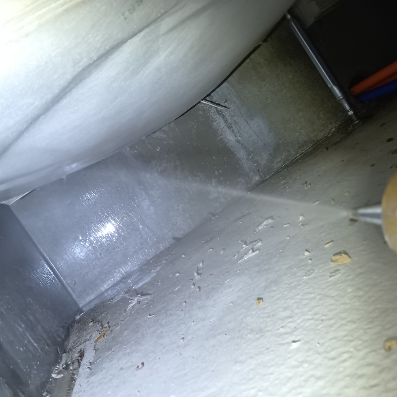 基礎コンクリートシロアリ駆除剤を散布