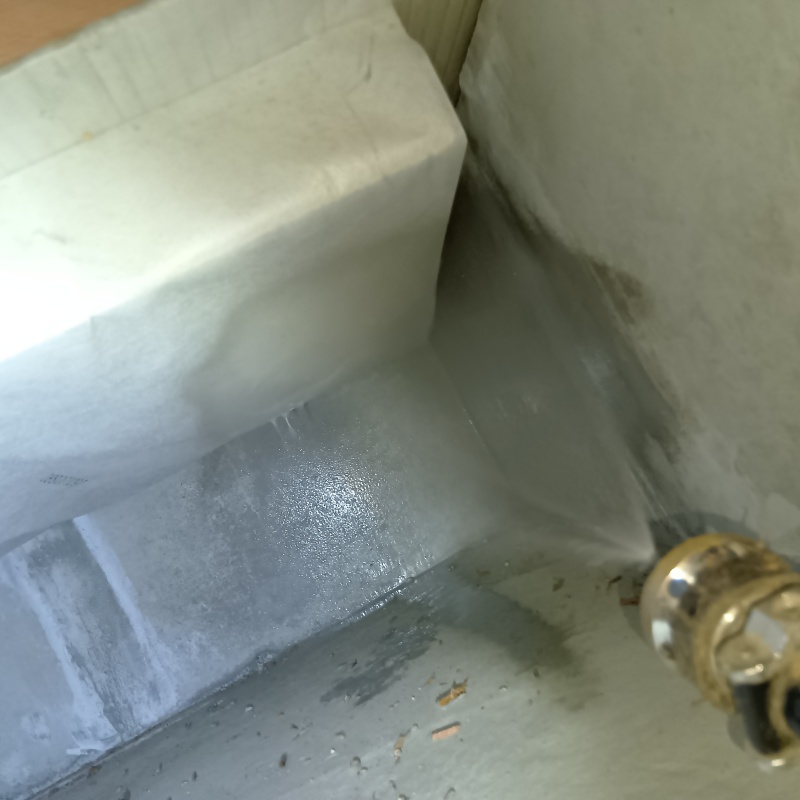 基礎コンクリートシロアリ駆除剤を散布