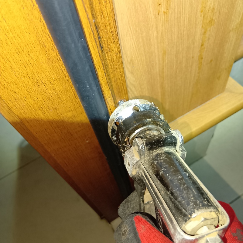 室内の木材にシロアリ駆除剤を注入