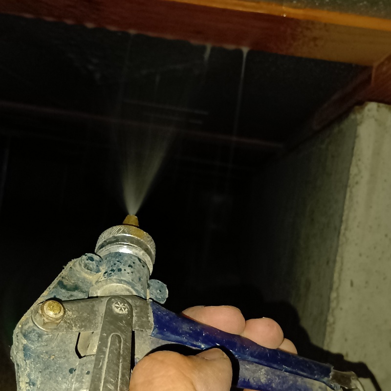 床下の木材に防蟻剤を散布