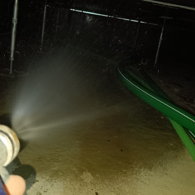 床下の地面に防蟻剤を散布