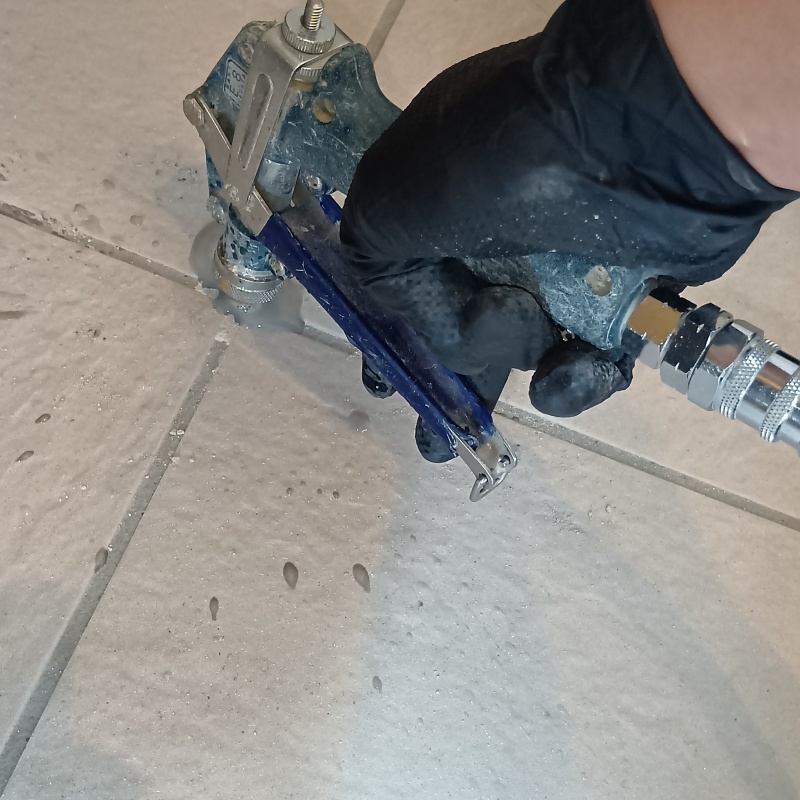 地面に防蟻剤を注入