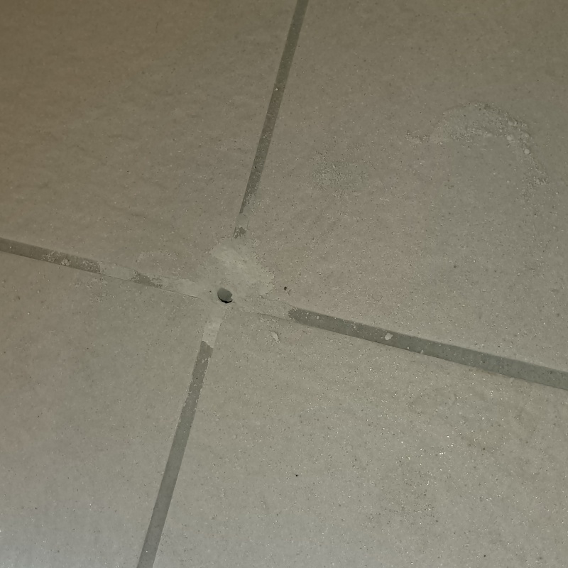 開けた穴を修復した様子