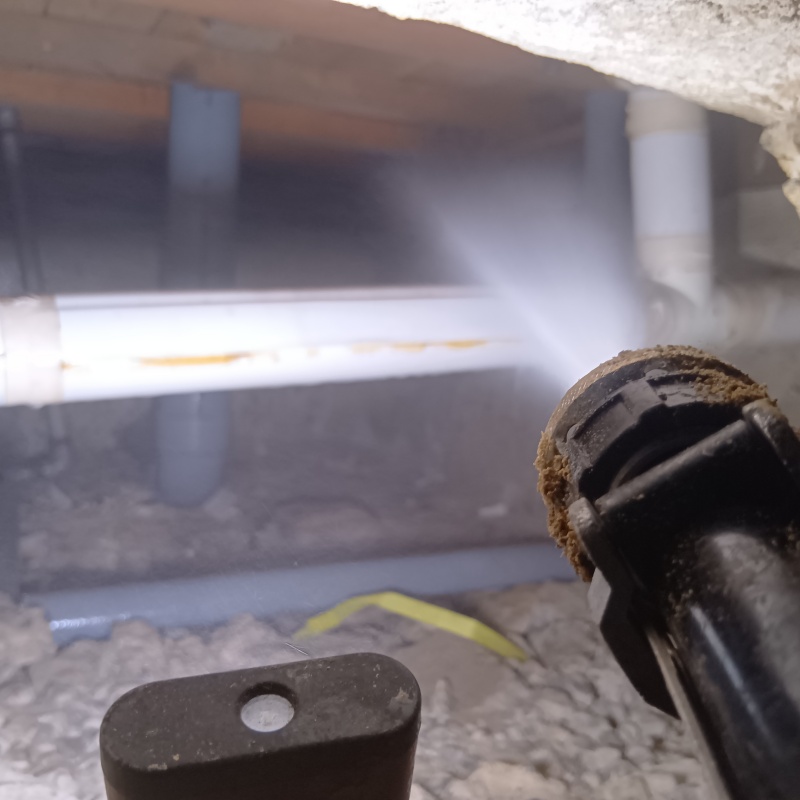 床下の木材にシロアリ駆除剤を散布