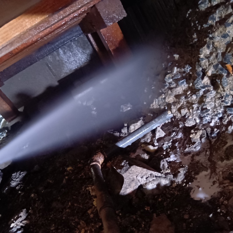 床下の地面にシロアリ駆除剤を散布